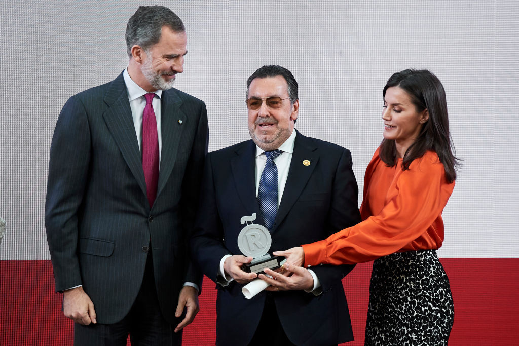 Miguel Carballeda, President of the Spanish Paralympic Committee, surrounded by the King and Queen of Spain, Felipe VI and Queen Letizia. GETTY IMAGES