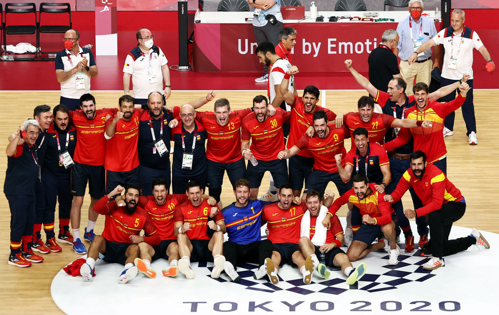 Spain's players pose after winning the Olympic handball bronze medal at Tokyo 2020. GETTY IMAGES