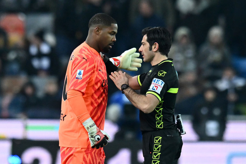 Mike Maignan talks to the referee who stopped Milan playing Udinese. GETTY IMAGES