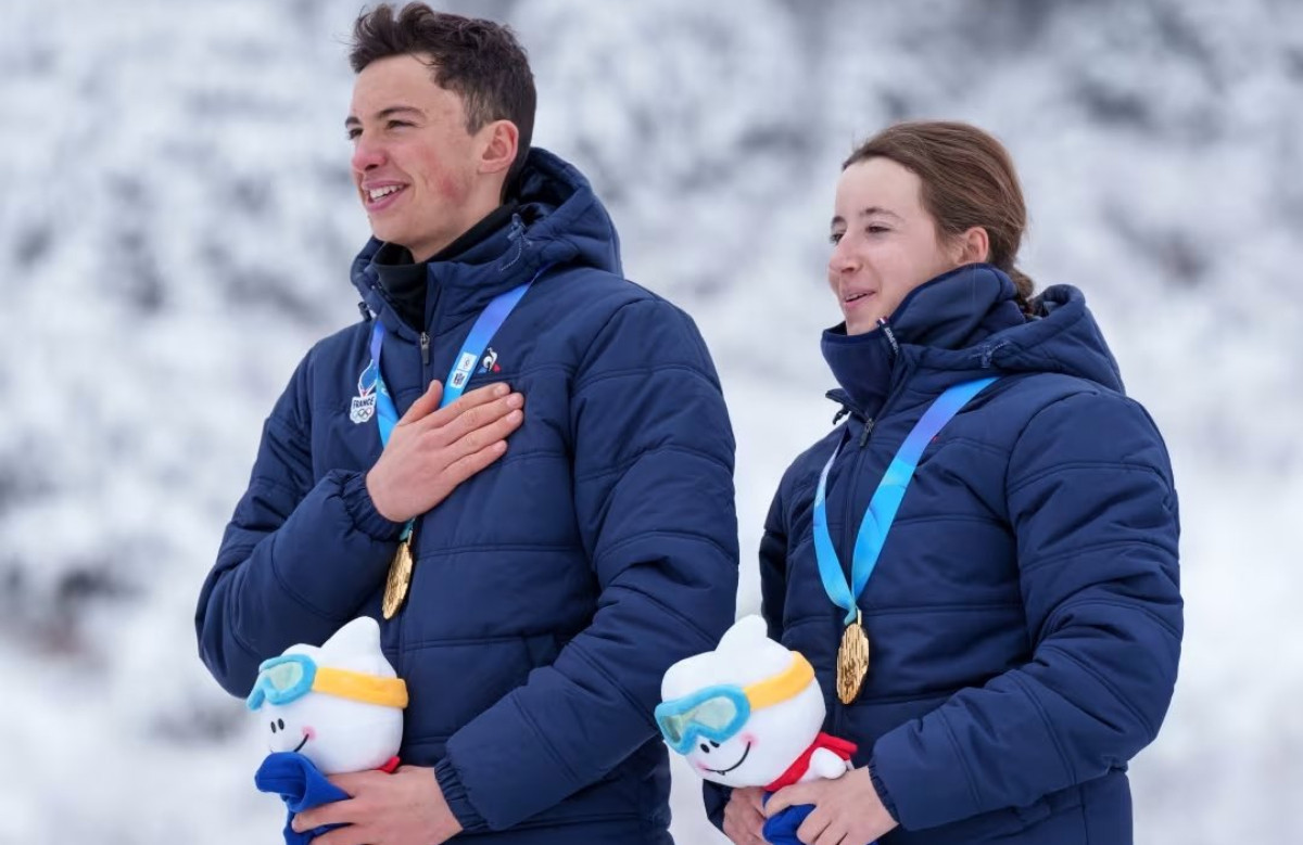 Antonin Guy and Alice Dusserre, on the podium after winning the single mixed relay. BIATHLON_FRA