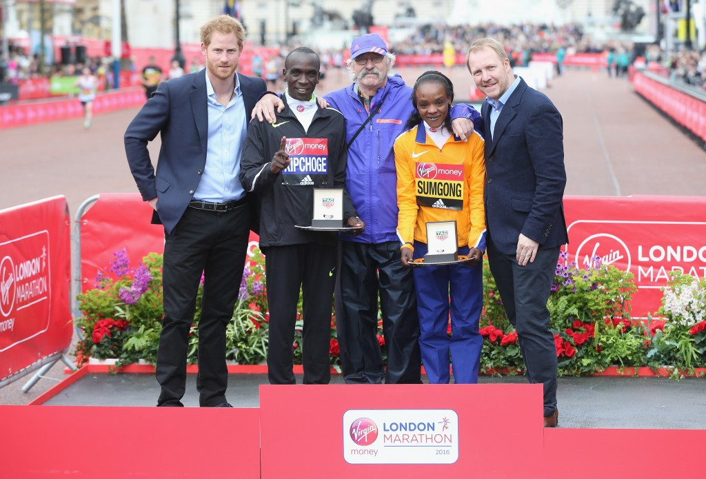 Prince Harry, men's winner Eluid Kipchoge, race director Dave Bedford, women's winner Jemima Sumgong and Tag Heuer Europe managing director Rob Diver pose after the races ©Getty Images