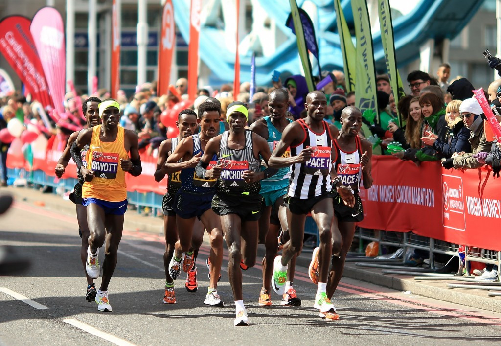 The men's field were well ahead of world record pace in the opening stages of the London Marathon ©Getty Images