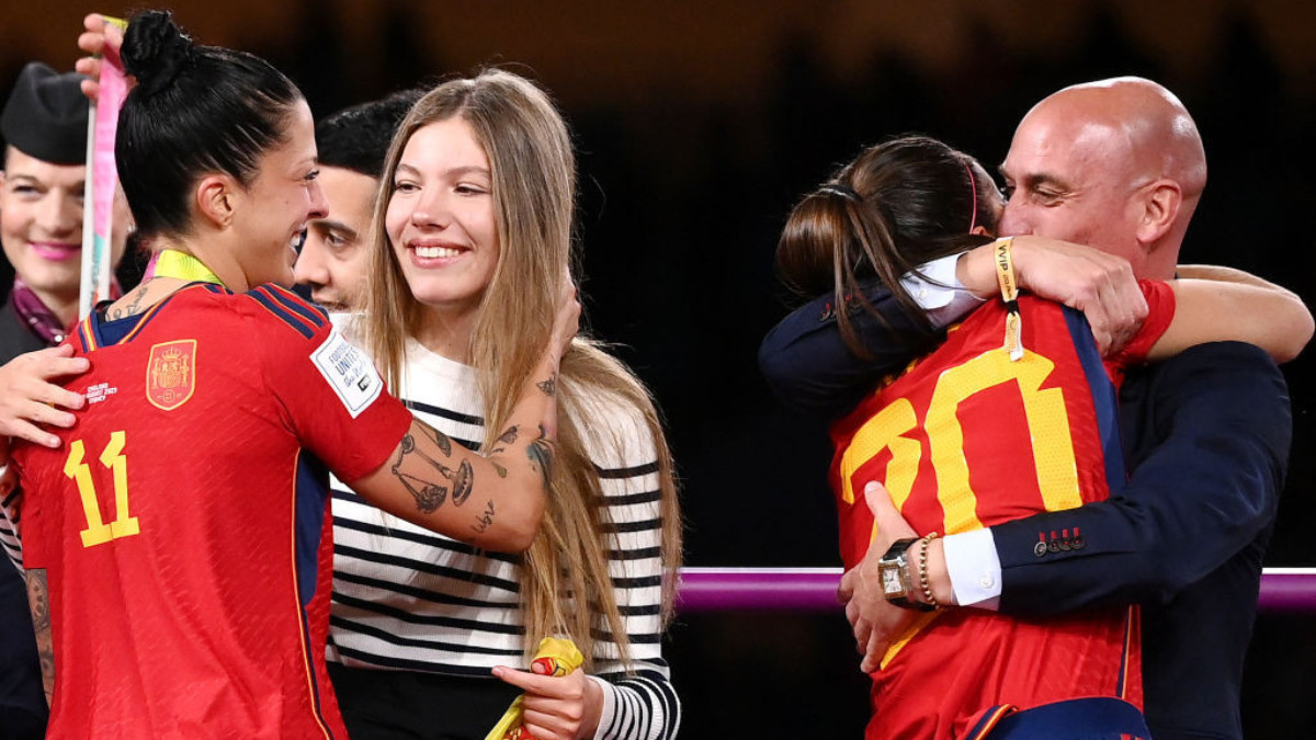 Former president Rubiales celebrates the Women's World Cup gold medal with some of the players. GETTY IMAGES