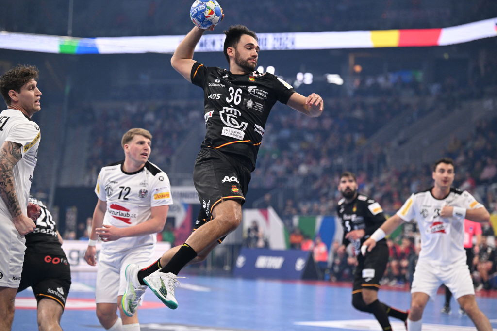 Spain's Ian Tarrafeta shoots during the men's EHF EURO 2024. GETTY IMAGES
