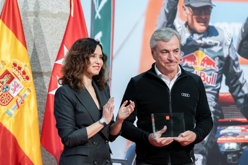 Carlos Sainz, winner of the Dakar 2024, and the President of the Community of Madrid, Isabel Díaz Ayuso.
