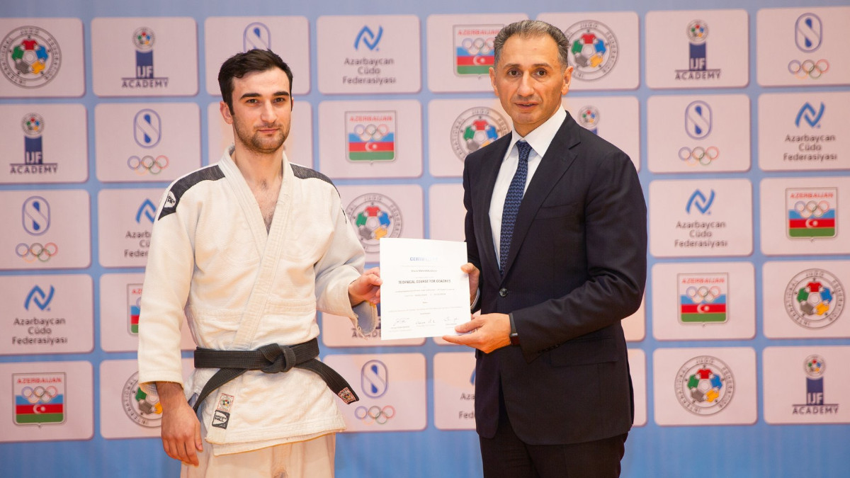 President of the Azerbaijan Judo Federation, Rashad Nabiyev, with a participant of the course. OLYMPIC.AZ