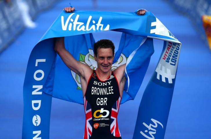 Alistair Brownlee celebrates after securing a comfortable victory in London ©Getty Images