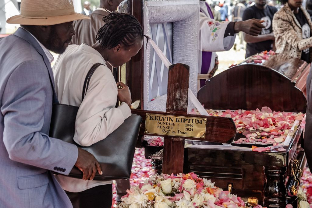 People gather and cry at the coffin of Kelvin Kiptum. GETTY IMAGES