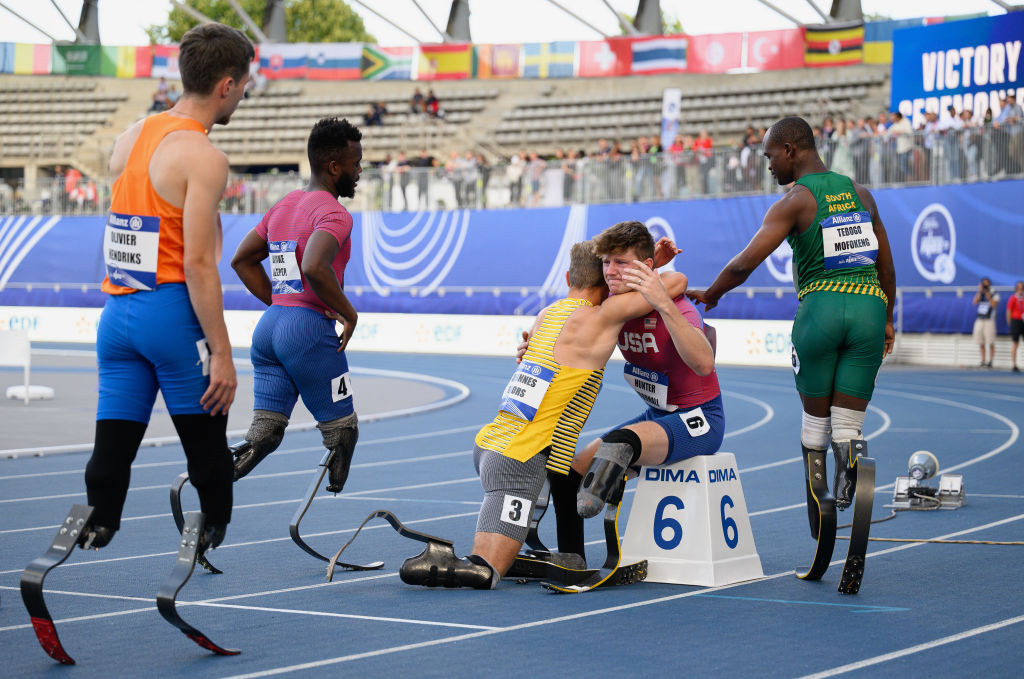 Floors consoles Woodhall after his prosthesis broke at the Para Athletics World Championships Paris 2023. GETTY IMAGES 