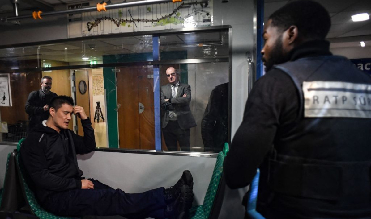 Jean Castex, president and CEO of the Paris public transport system, during an arrest simulation. GETTY IMAGES