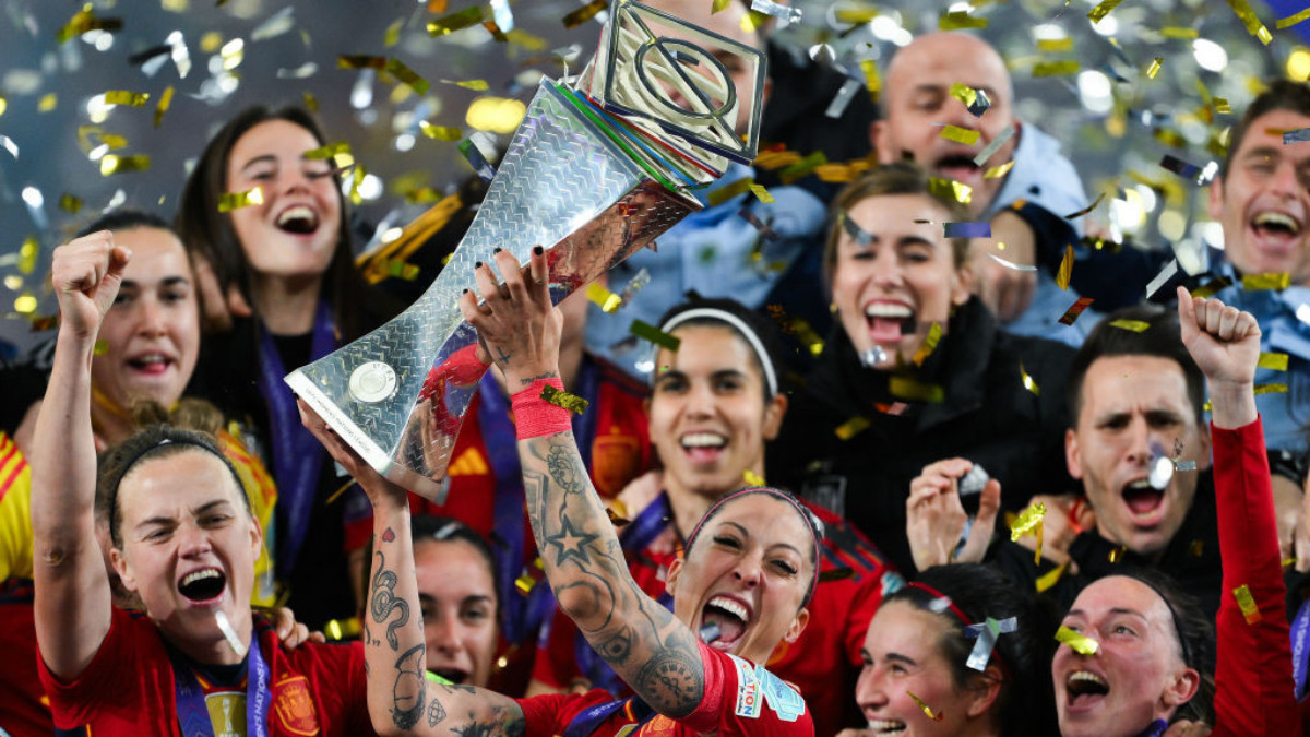 Jenni Hermoso lifts the UEFA Women's Nations League trophy. GETTY IMAGES