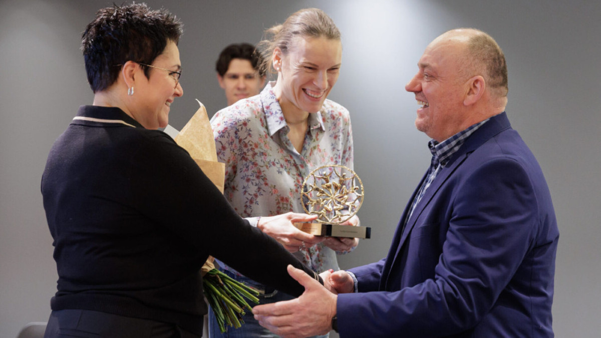Saulius Kavaliauskas receive his award. LNOC