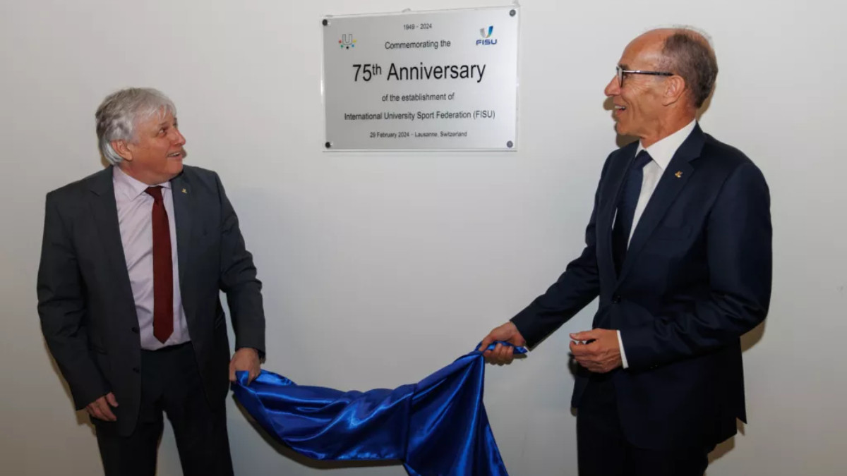 Eric Saintrond and Leonz Eder unveil the 75th anniversary plaque. FISU
