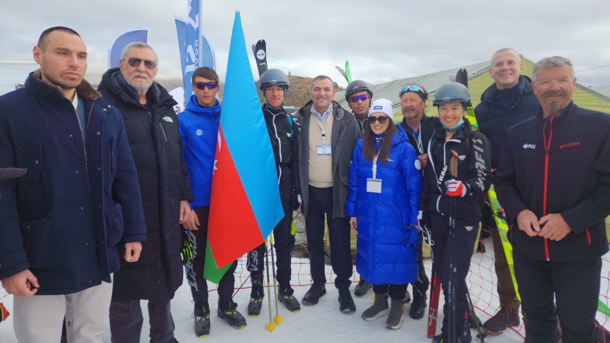 Azer Aliyev with athletes and organisers in Shahdag. OLYMPIC.AZ