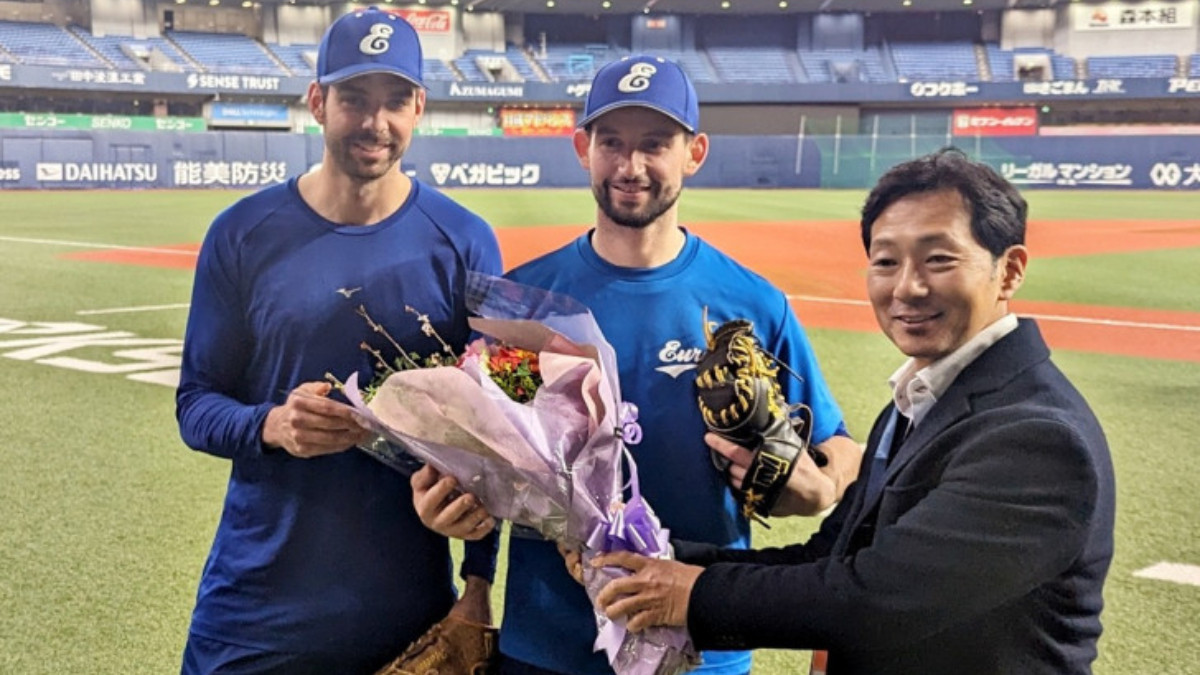 Warm welcome in Japan for Team Europe's Bocchi and Mineo. WBSC