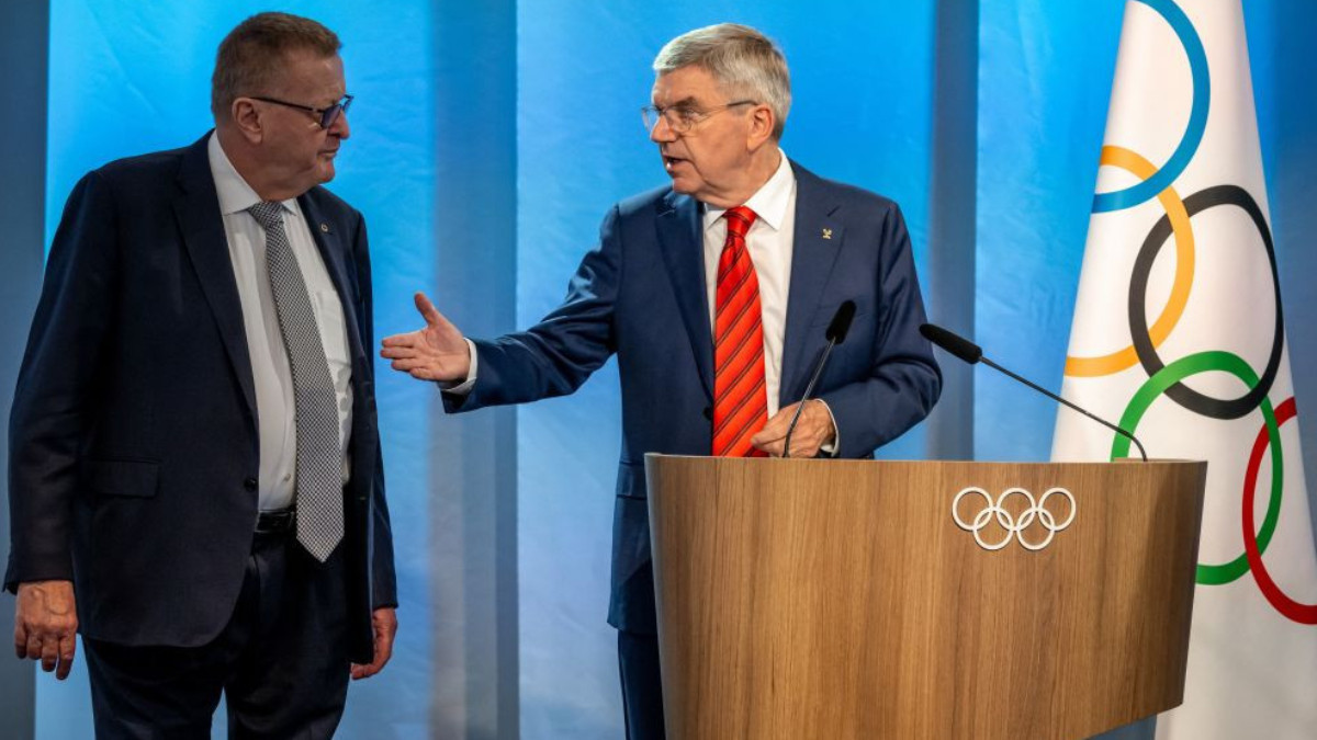Thomas Bach and John Coates (L) at an extraordinary hybrid IOC session in 2023. GETTY IMAGES
