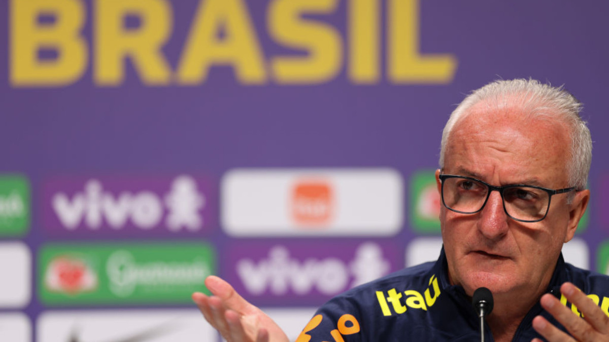 Dorival Junior: "As much as it pains me, Alves and Robinho must be punished". GETTY IMAGES
