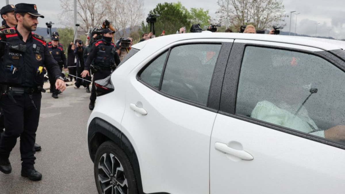 Dani Alves, in the back of the car, has now been provisionally released. GETTY IMAGES