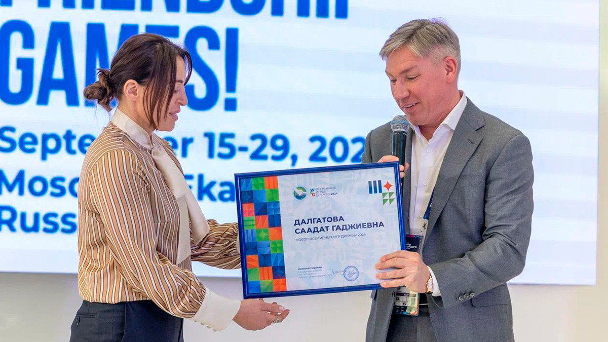 Saadat Dalgatova receives a certificate as an ambassador of the World Friendship Games from Alexey Sorokin.