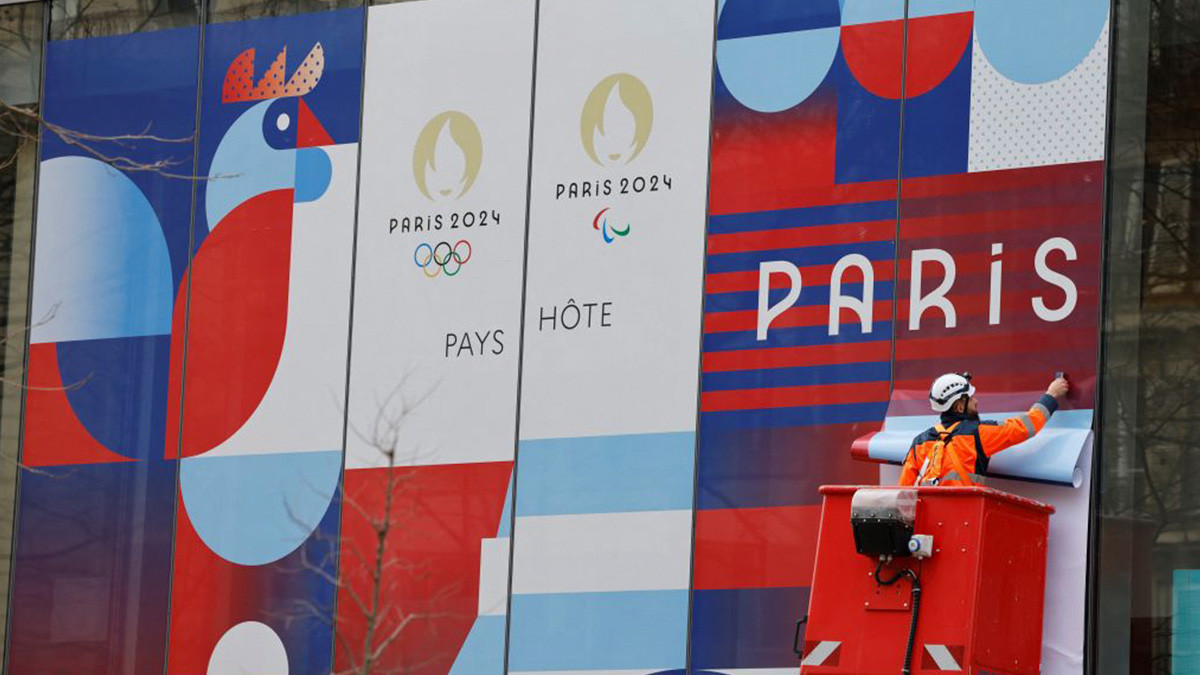Giant poster announcing the Olympic Games on the Ministry of Solidarity and Health in Paris. GETTY IMAGES.