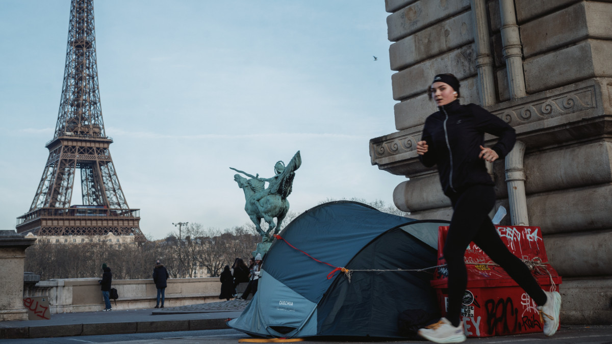 Outrage outside Paris over relocation of migrants