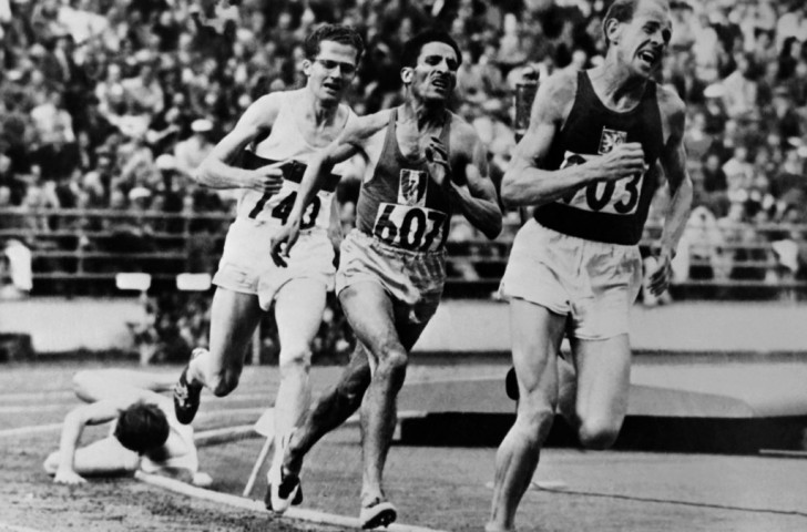 Emil Zatopek, in classic agonised fashion, closes in on the Olympic 5000m title at the 1952 Olympics as Britain's Chris Chataway trips on the final bend ©Getty Images