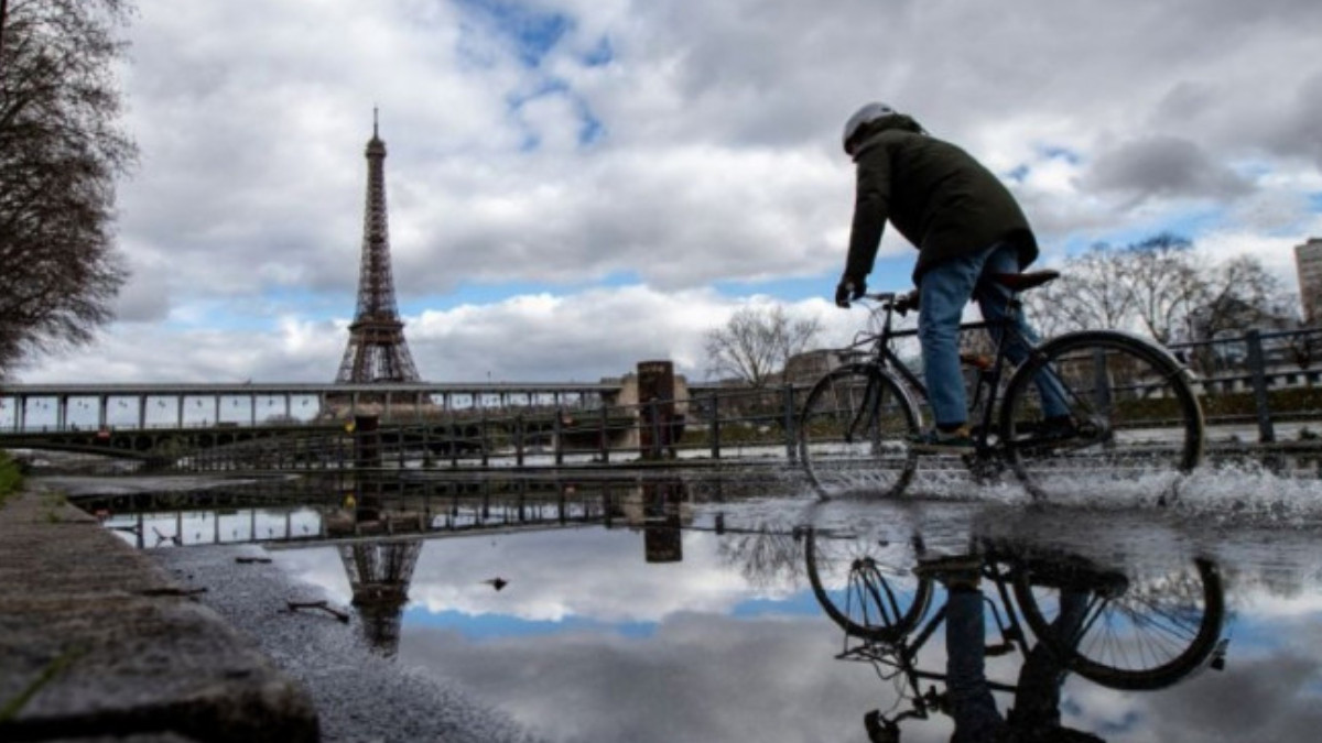 Paris 2024 transport will force Parisians to reinvent themselves. GETTY IMAGES