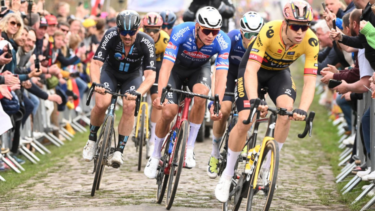 Van Aert at Paris-Roubaix 2023. He won't be able to race this year. He crashed on Wednesday. GETTY IMAGES