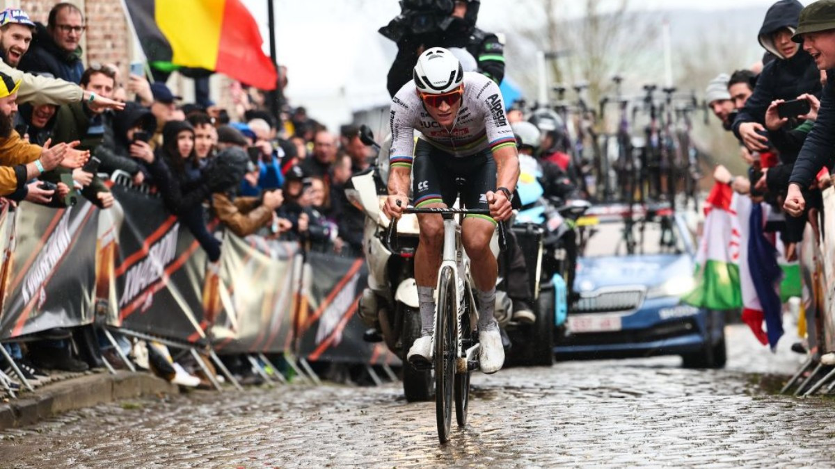 Van der Poel didn't get off his bike. All his rivals did. GETTY IMAGES