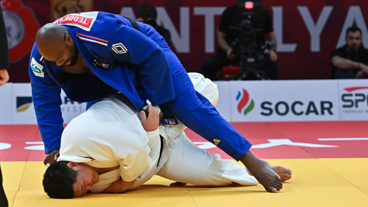 Teddy Riner (France) against Tatsuru Saito (Japan) in the final of the +100 kg category. IJF