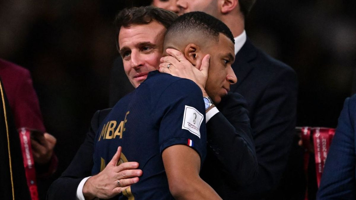 Mbappe is comforted by Macron after France lost the final of the 2022 World Cup in Qatar. GETTY IMAGES