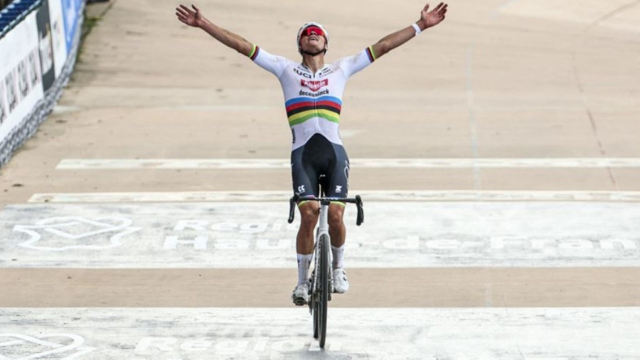 Van der Poel raises his arms in the Roubaix velodrome. GETTY IMAGES
