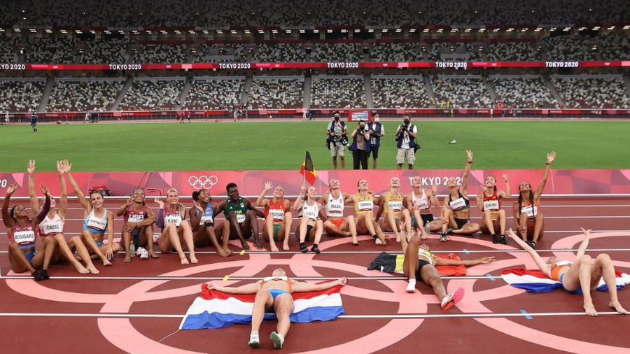 Athletes pose on the track after the women's heptathlon 800m at Tokyo 2020. GETTY IMAGES