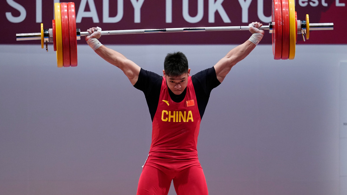 Li Dayin, the world record holder in the men's 89 kg category, could miss the Games. GETTY IMAGES