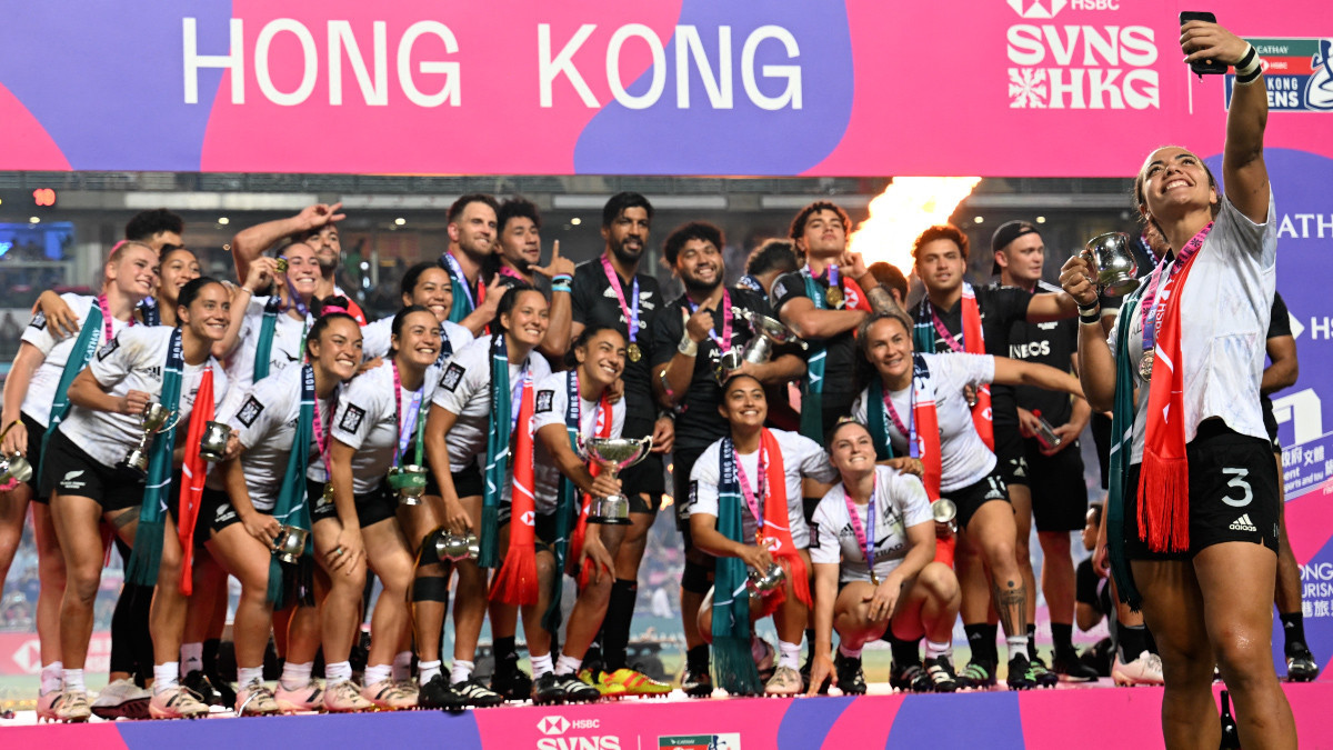 New Zealand's men and women celebrate SVNS triumphs in Hong Kong. GETTY IMAGES