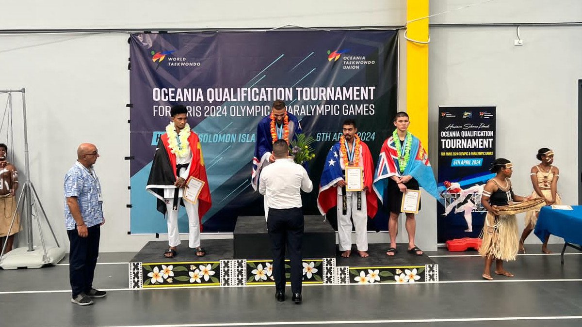 Eisa Mozhdeh receiving gold medal at the Oceania Qualifiers
