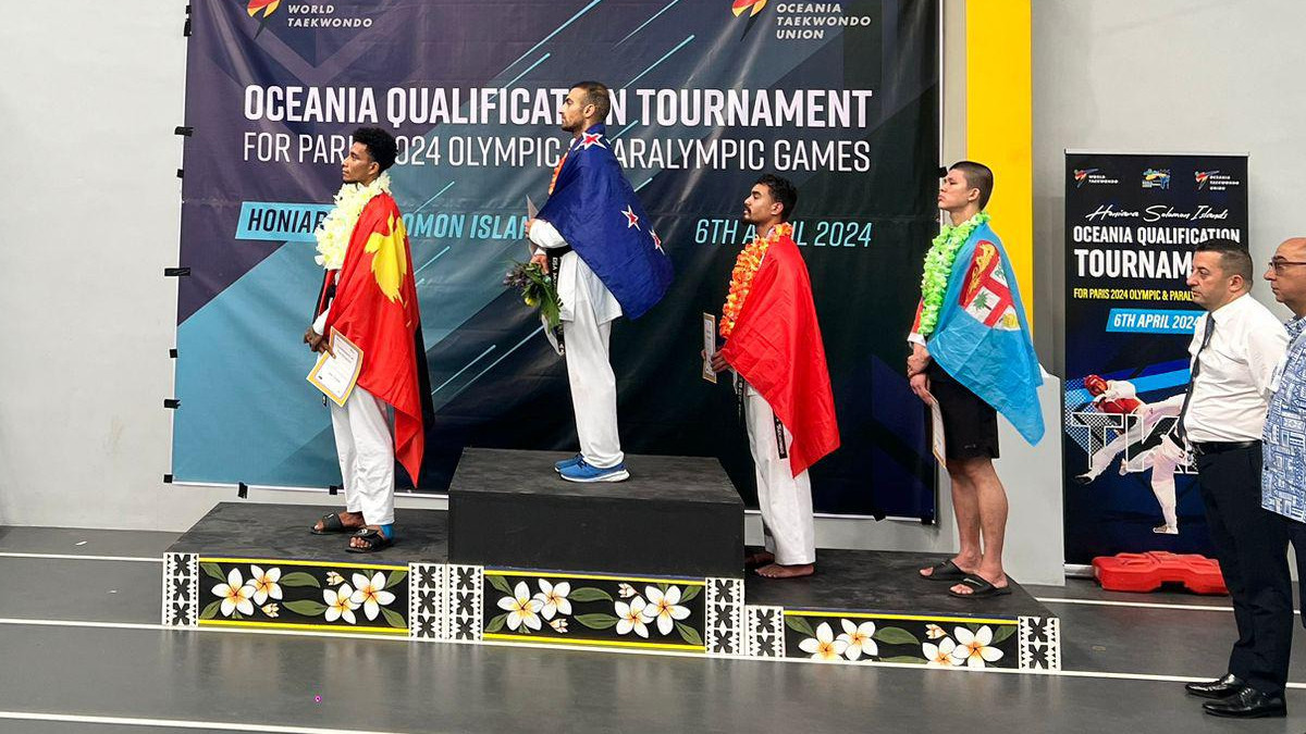 Eisa Mozhdeh at (on top) during the award ceremony of the Oceania Qualifiers