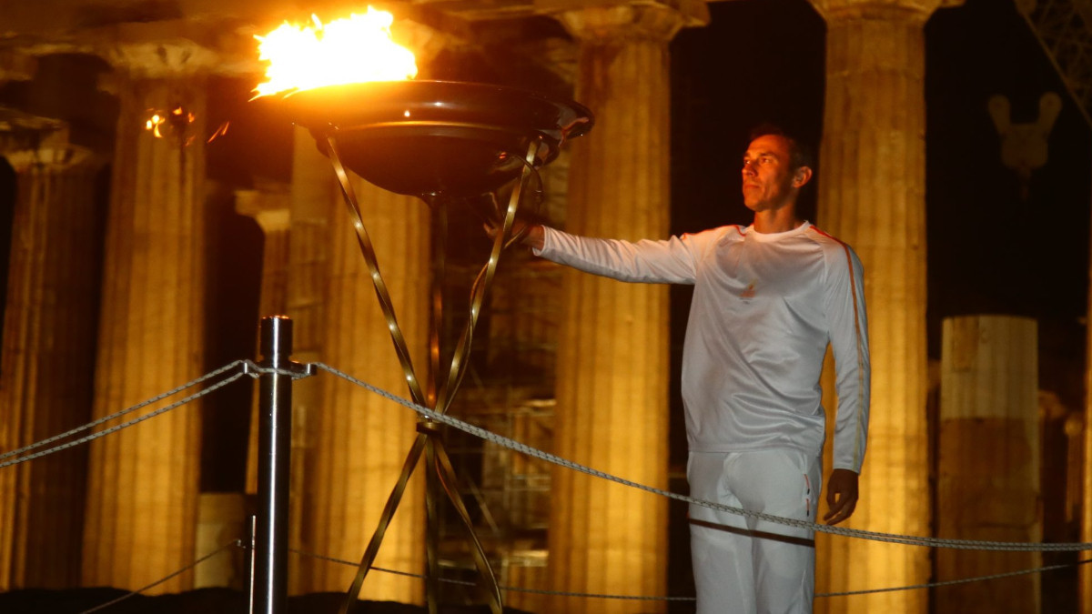 Former 400m hurdler Periklis Iakovakis lights the Olympic torch. HOC