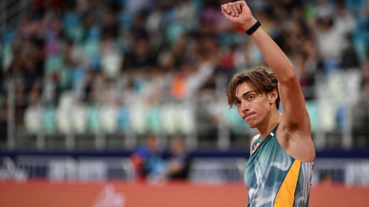 Duplantis celebrates victory and world record in Xiamen. GETTY IMAGES