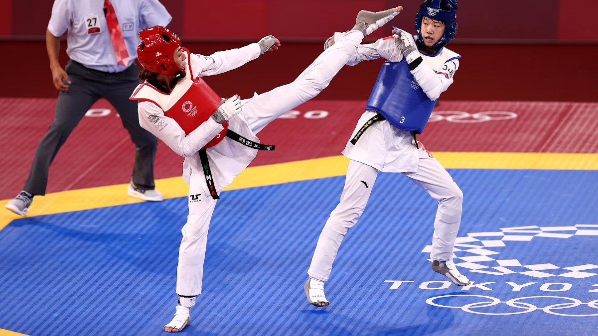 Kimia Alizadeh (in red) at Tokyo 2020. GETTY IMAGES