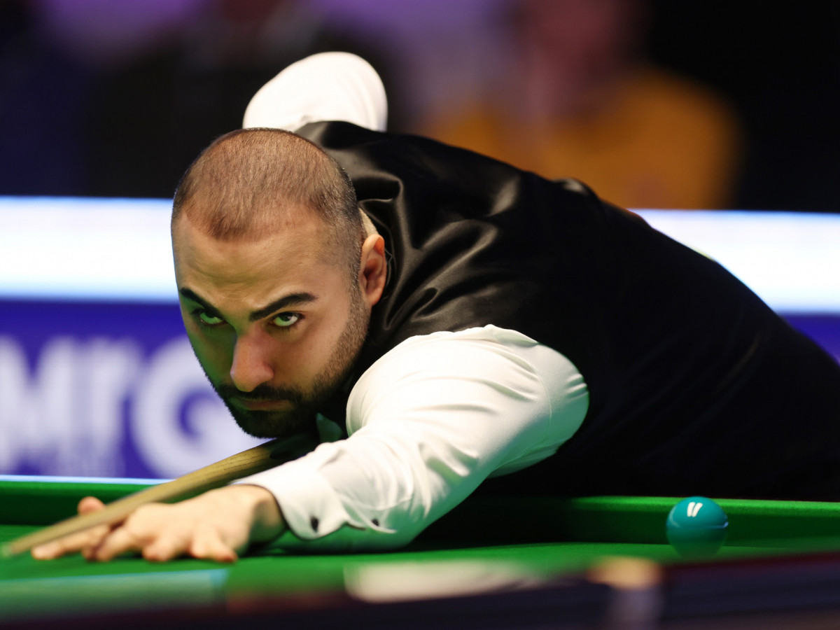 World Snooker Championship: Iran's Hossein Vafaei claims venue 'smells'