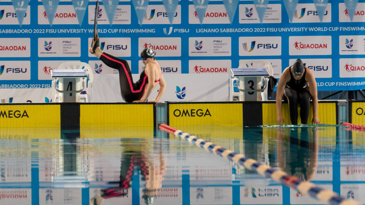 No breathing apparatus is permitted in the Apnea Finswimming (AP) category. FISU