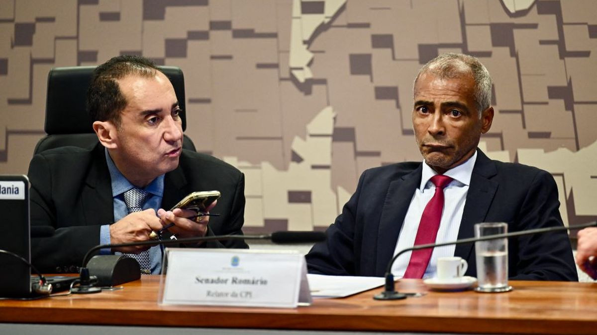 Senator Jorge Kajuru (L) and Romario de Souza (R), President and Rapporteur of the Parliamentary Inquiry Committee during a session in Brasilia on April 2024. GETTY IMAGES