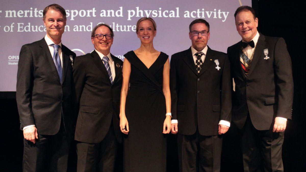 Sandra Bergqvist, Minister of Youth, Sports and Physical Activity of Finland, with some of the personalities at the Gala. OLL