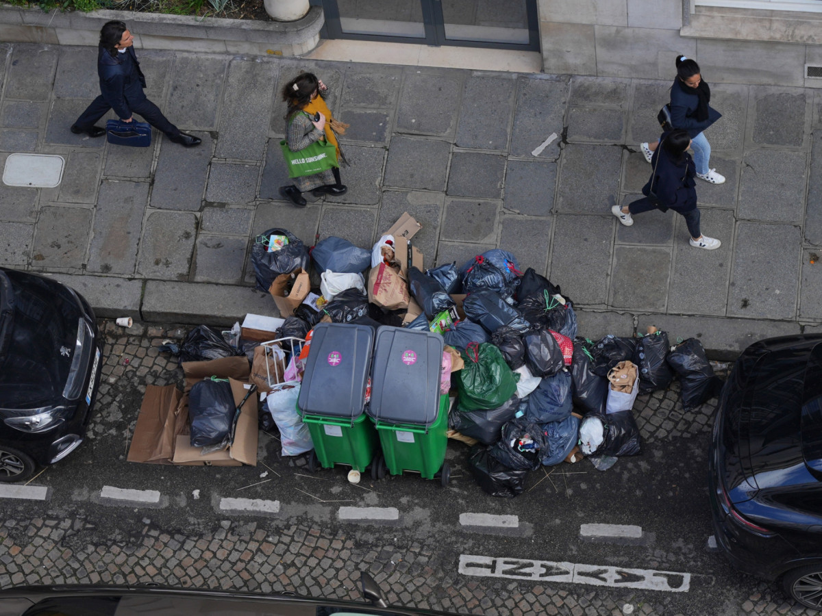 Paris waste collectors: threat of Olympic strike