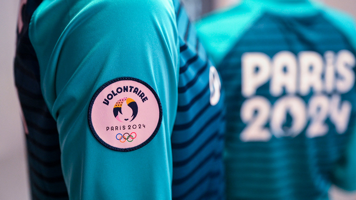 Paris 2024 logo on the outfit for the volunteers for the Paris 2024 Olympic Games. GETTY IMAGES
