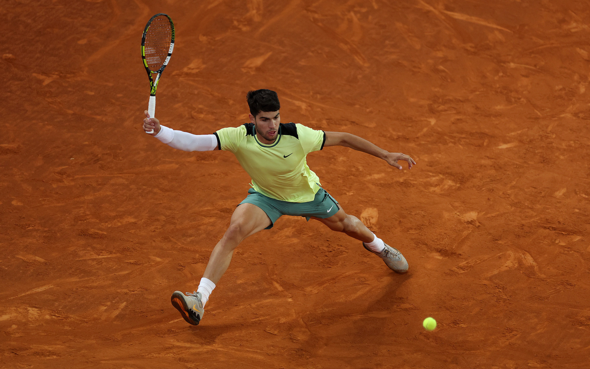Carlos Alcaraz played with a compression sleeve during his match with Rublev at the Muta Madrid Open. GETTY IMAGES