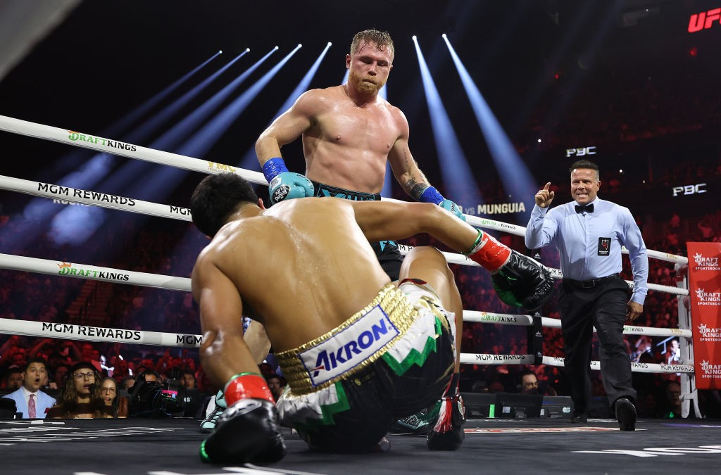 Alvarez sends Munguía to the canvas in the fourth round. GETTY IMAGES