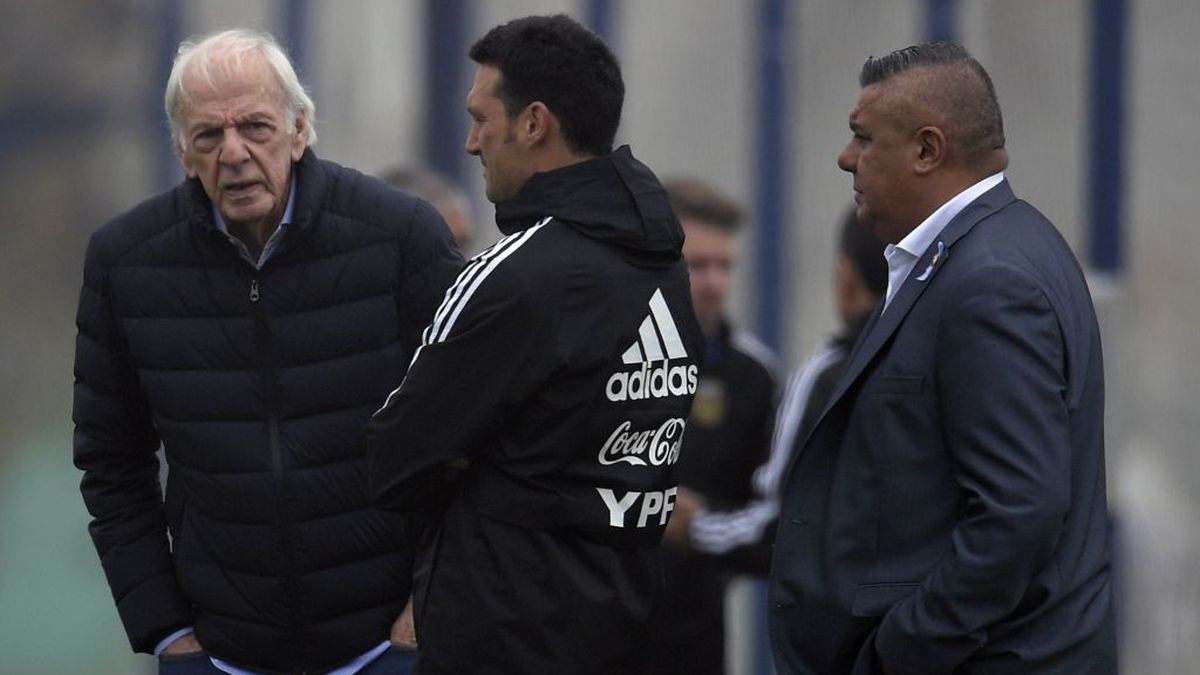 Cesar Menotti talks with Lionel Scaloni and Claudio Tapia during a training session at AFA Training Camp. GETTY IMAGES