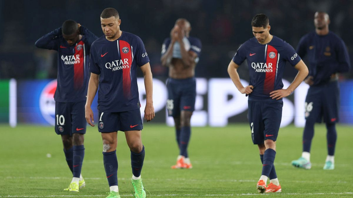  Kylian Mbappe of Paris Saint-Germain looks dejected with teammates after defeat to Borussia Dortmund during the UEFA Champions League semi-final. GETTY IMAGES